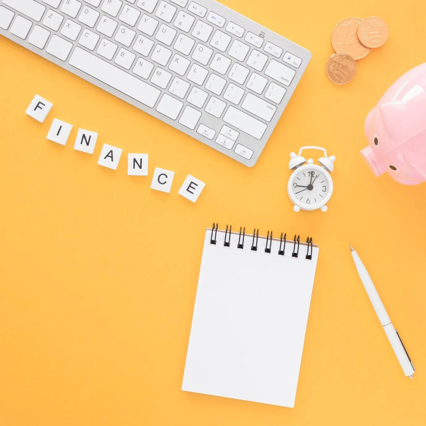 Draufsicht auf eine Anordnung von Finanzelementen mit leerem Notizblock.